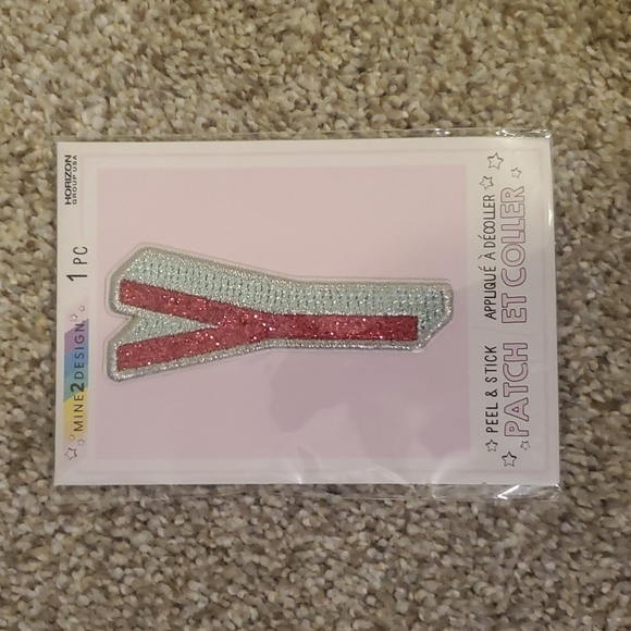 ASSORTED PEEL N STICK & IRON-ON PATCHES - Picture 10 of 10